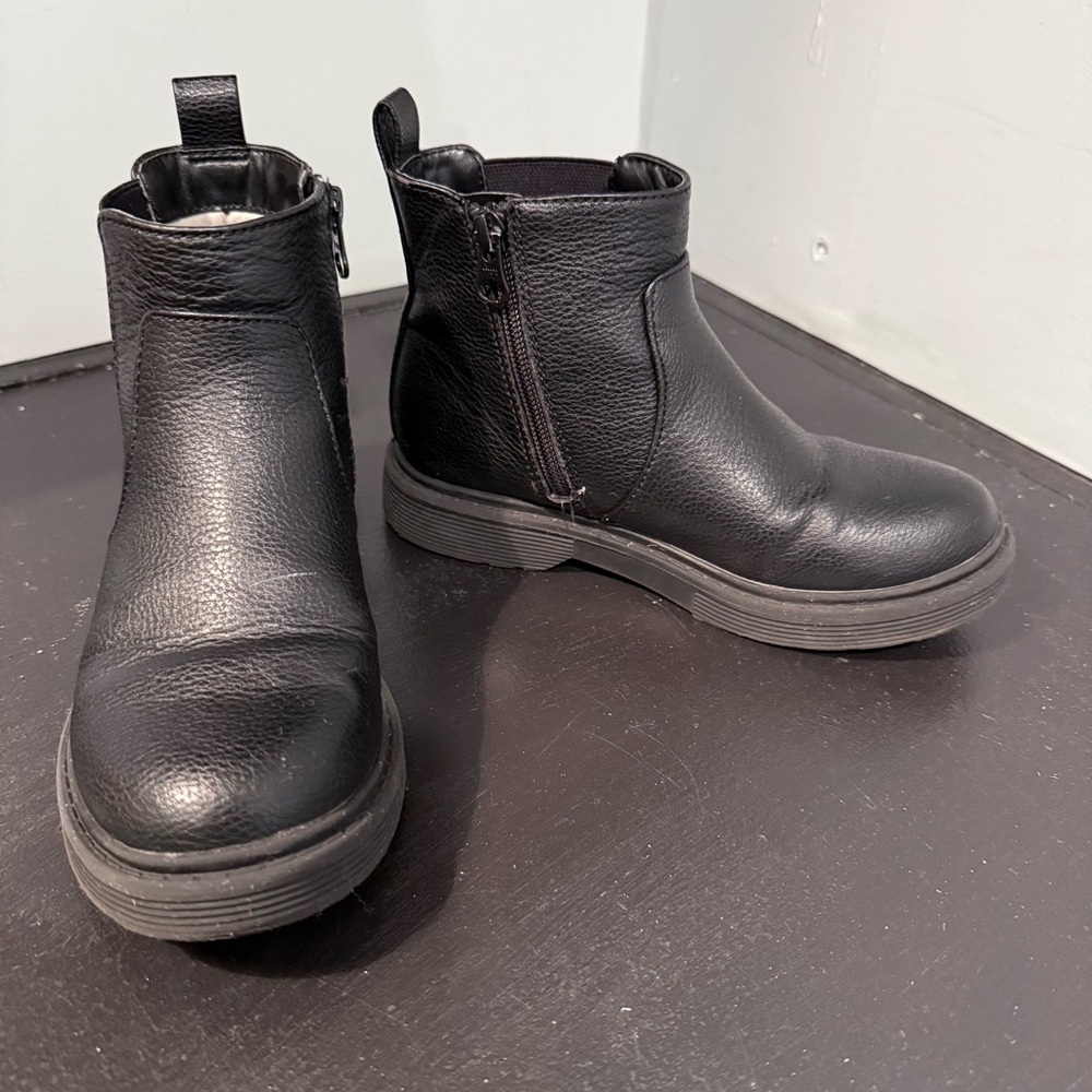 Girls Cat&Jack Black Zip Lug Sole Chelsea Ankle Boots size 1